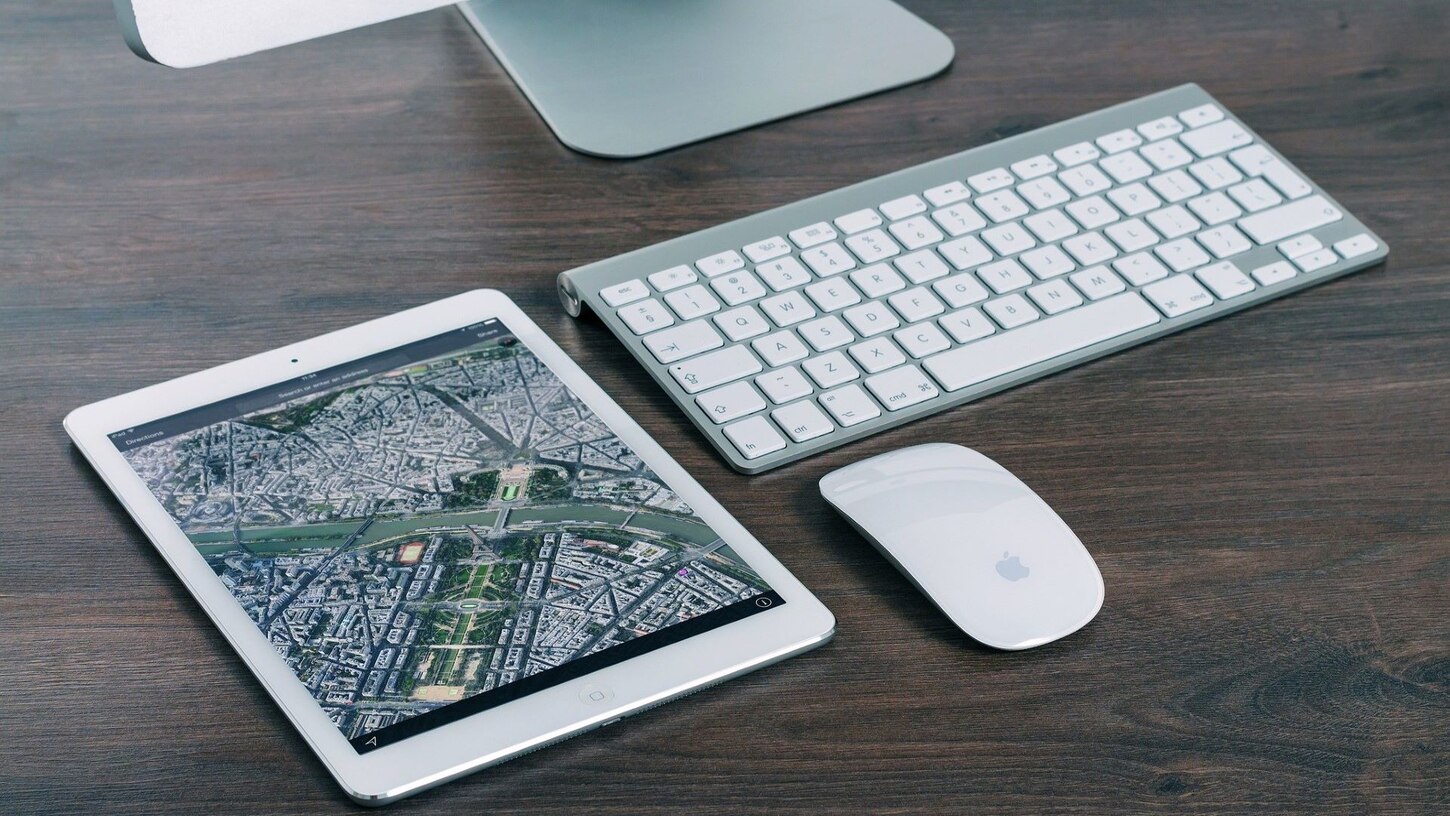Tastatur, Mouse und Tablet mit Geo Luftbild