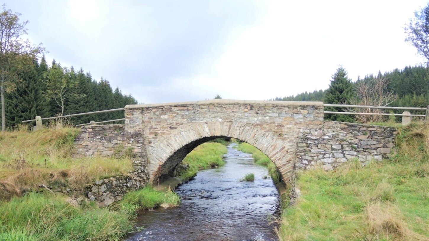 kleine Steinbrücke über Bach im Grünen