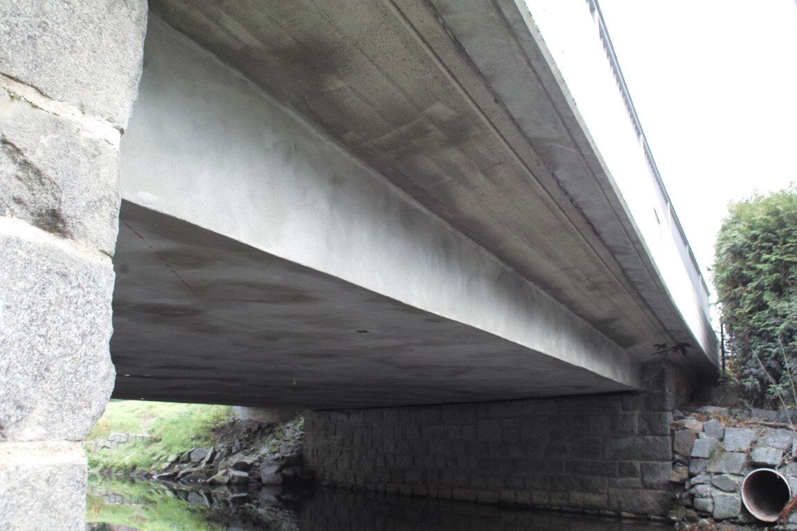 Nahaufnahme der Carbonverstärkung an der Bestandsbrücke Kleinsaubernitz