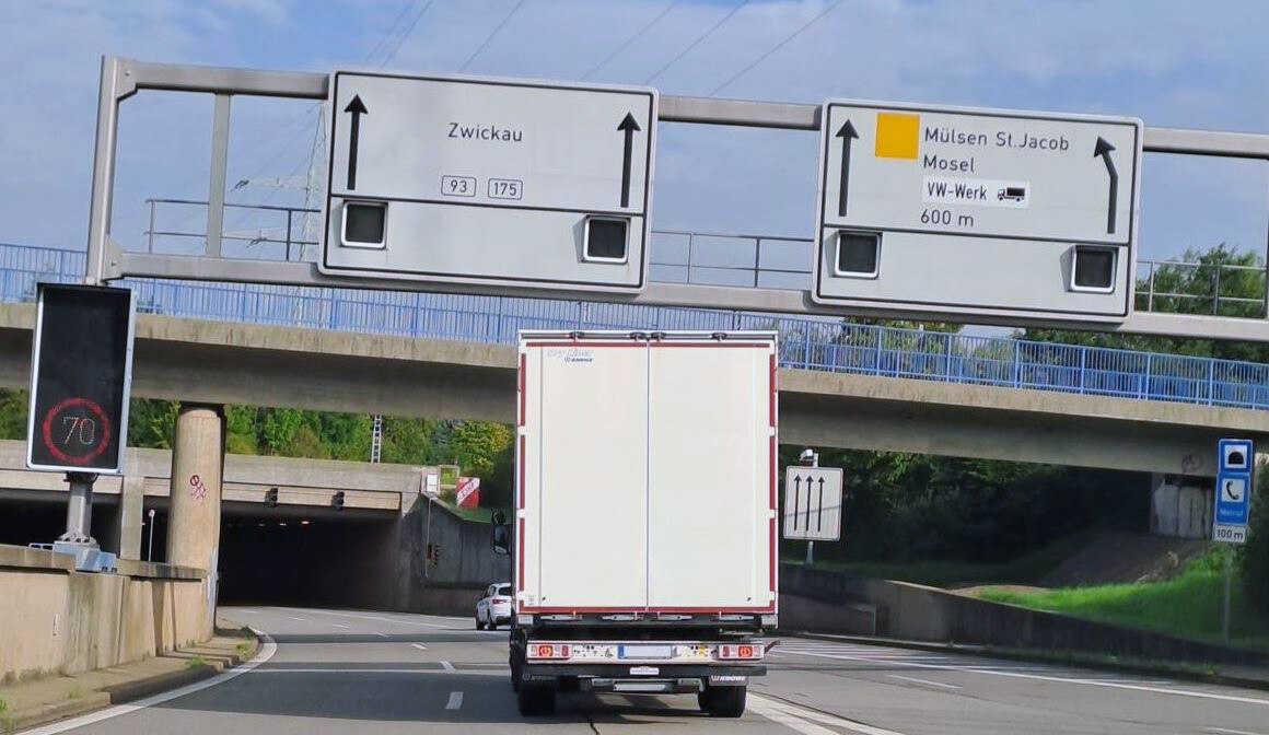 LKW vor Tunnel mit Verkehrsschildern zur Verkehrleitung