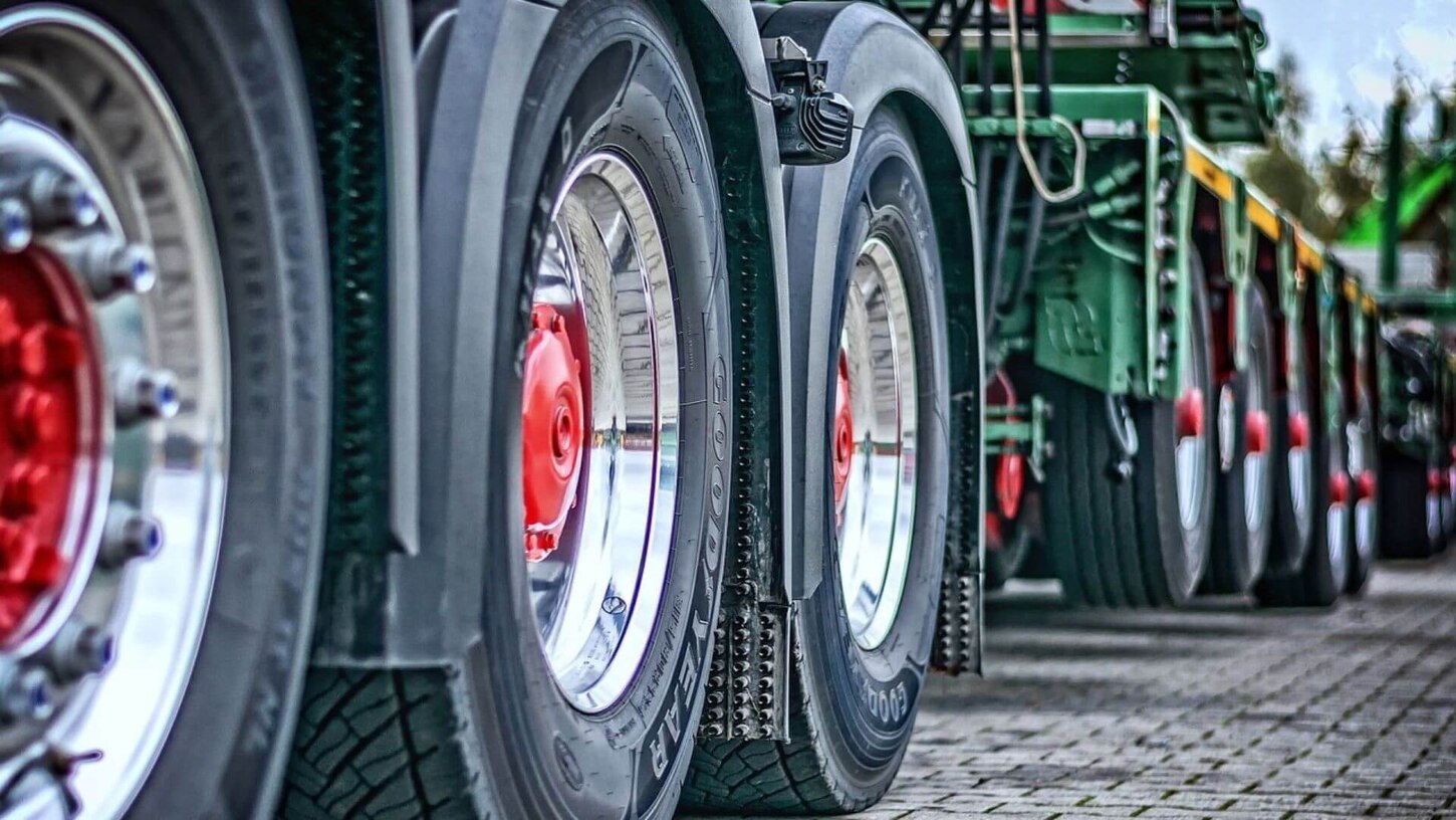 Nahaufnahme von Rädern eines Schwertransportes