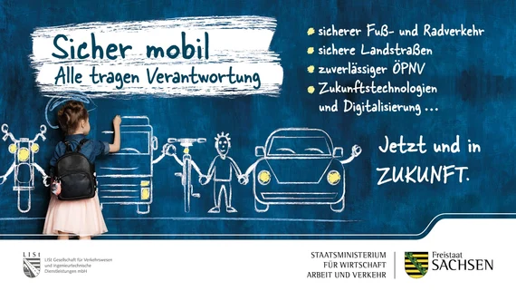 Mädchen mit Rucksack steht mit Kreide an einer blauen Tafel auf der Verkehrsteilnehmende abgebildet sind mit dem Slogan: Sicher mobil, Alle tragen Verantwortung
